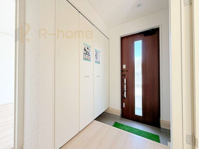 つくば市若森第1　新築戸建て　4号棟の玄関|玄関には便利なシューズインクローゼットを設置。アウトドア用品やベビーカーなどの収納に役立ちますね♪