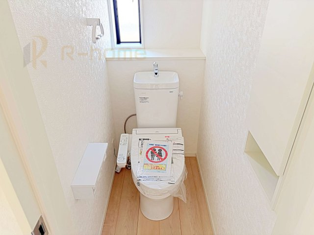 つくば市若森第1　新築戸建て　4号棟のトイレ|小窓が付いた明るいトイレ♪
温水洗浄便座付きです。