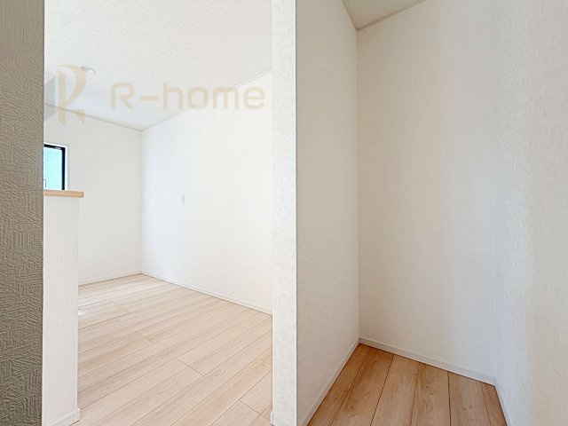 つくば市若森第1　新築戸建て　4号棟の収納|キッチンにはパントリーを設置！キッチン回りの整理整頓の悩みも解決♪