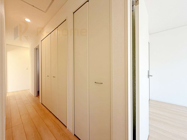 つくば市若森第1　新築戸建て　4号棟の収納|掃除用具などの収納に便利なホール収納！家族で活用できる便利な収納スペース♪