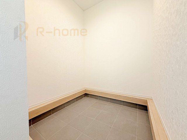 つくば市若森第1　新築戸建て　4号棟の玄関|大容量のシューズインクローゼット！玄関周りがスッキリ片付きます♪