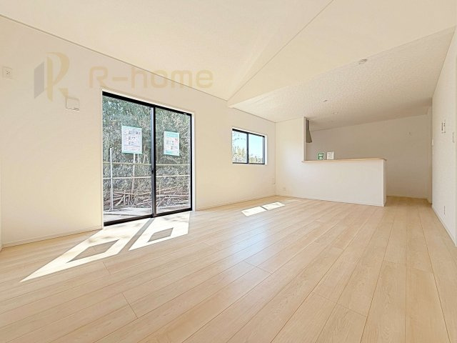 つくば市若森第1　新築戸建て　4号棟の居間・リビング|広々としたLDK♪充分な広さがあり、ご家族でインテリアのレイアウトを考えるのも楽しみですね！