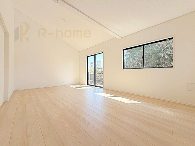 つくば市若森第1　新築戸建て　4号棟の居間・リビング|広くてとっても明るいLDK！ストック品などの収納に便利なパントリー付き♪