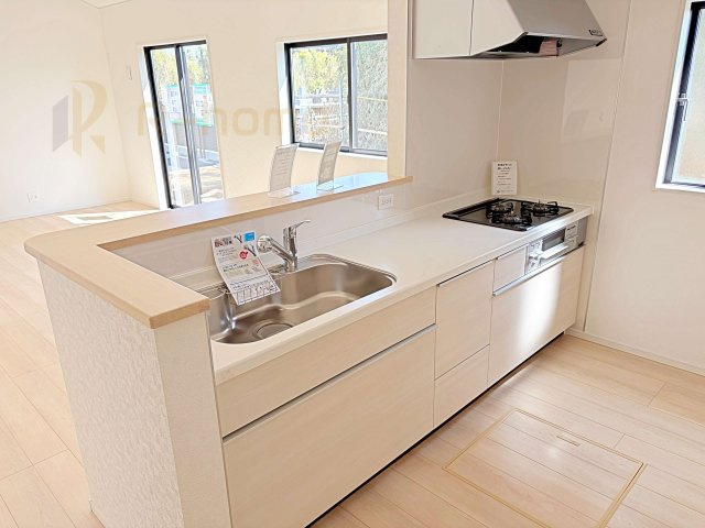 つくば市若森第1　新築戸建て　4号棟のキッチン|料理をしながら家族とコミュニケーションが取れる対面式システムキッチン。