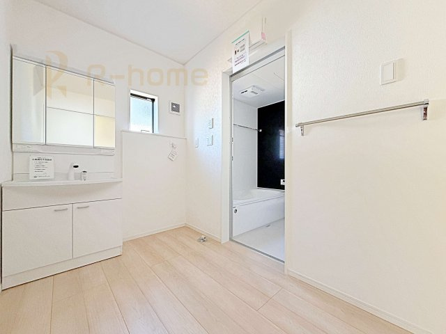 つくば市若森第1　新築戸建て　4号棟の洗面所|清潔感溢れる洗面台は嬉しい三面鏡付き。洗剤や歯ブラシなどもすっきり収納できます♪