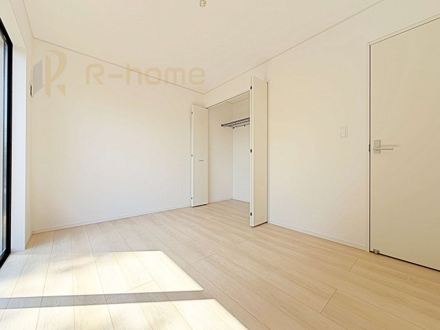 つくば市若森第1　新築戸建て　4号棟の洋室|どんな部屋家具も合わせやすいシンプルな洋室！
たっぷりの日差しと心地よい風が舞い込む住まい♪