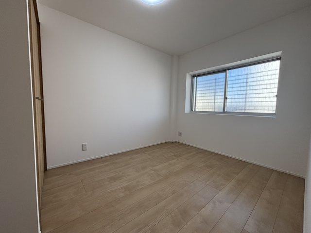 約5.9帖(北側)の洋室です