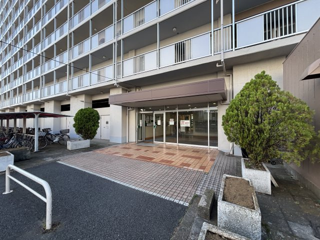 オートロック付きのエントランスです