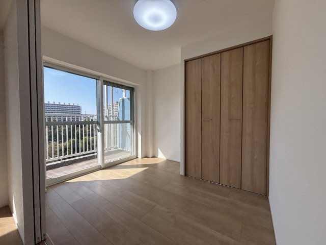 約4.2帖(リビング横)の洋室です