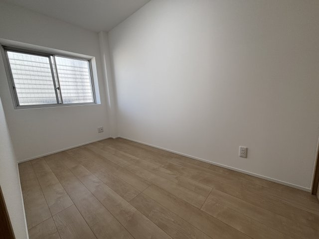 約4.6帖(北東側)の洋室です