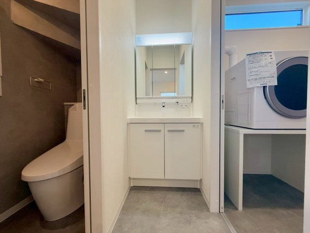 南国市田村乙 中古一戸建の洋室|大きな窓で開放感たっぷり。通風も良く、一年中心地よく過ごせます。