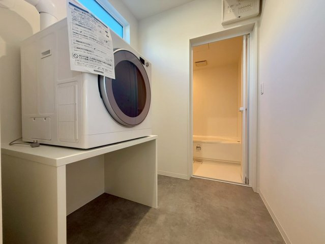 南国市田村乙 中古一戸建の洋室|2つのクローゼットを備えた大容量収納の洋室。衣類も荷物もスッキリ整理できます。