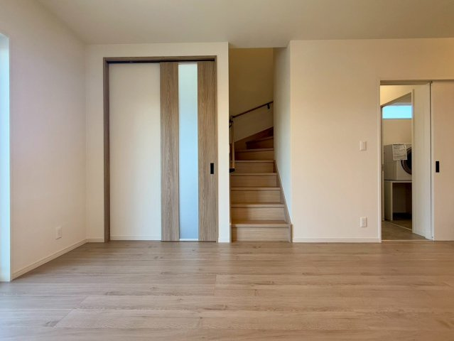 南国市田村乙 中古一戸建の収納|リビングに便利な物入れ収納付き。日用品や掃除道具をサッと片付けられます。