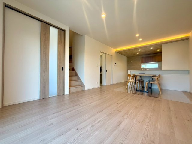 南国市田村乙 中古一戸建のキッチン|広々カウンターと大容量収納が魅力。毎日の料理が楽しくなるキッチン空間。