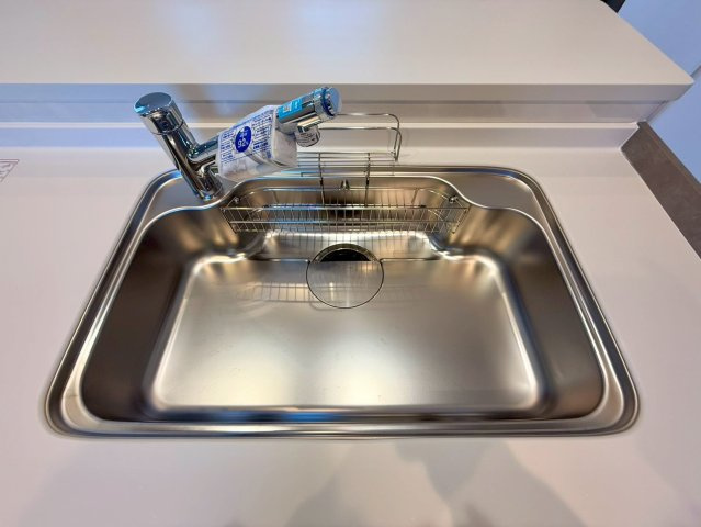 南国市田村乙 中古一戸建の浴室|温かみのあるアクセントパネルが魅力。ゆったり浸かれるバスタブで一日の疲れを癒せます。