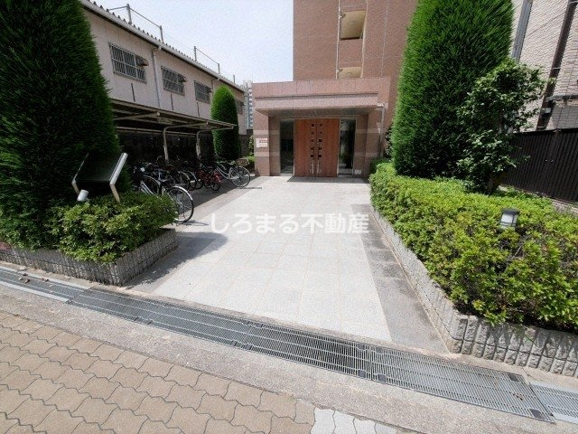 ＯＮＥ　ＲＯＯＦ　ＦＬＡＴ　ＴＥＮＪＩＮＢＡＳＨＩのエントランス