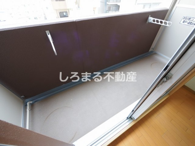 ＯＮＥ　ＲＯＯＦ　ＦＬＡＴ　ＴＥＮＪＩＮＢＡＳＨＩのバルコニー