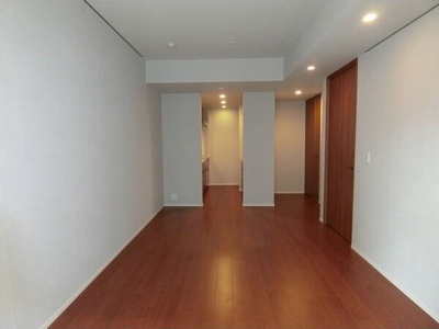 【居間・リビング】 | ブランズ四番町 | こちらのリビングで趣味の時間をお楽しみください