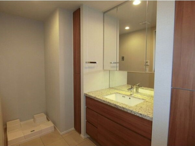 【洗面所】 | ブランズ四番町 | ゆったりとスペースのある洗面所