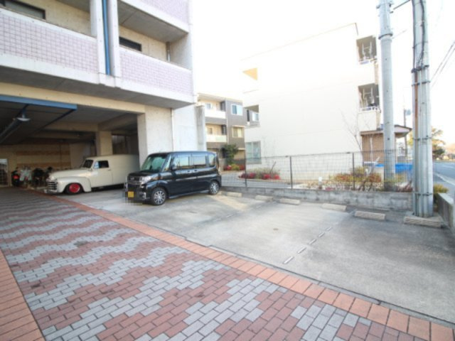 ランブラス南長岡京の駐車場