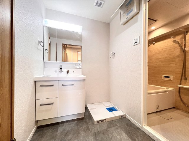 【独立洗面台】 | 成増ローヤルコーポ　（成増店） | 三面鏡付洗面台新規交換済。