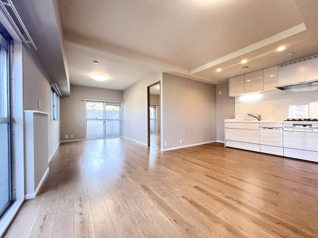 【居間・リビング】 | 成増ローヤルコーポ　（成増店） | 明るいお部屋で楽しむ家族の団欒