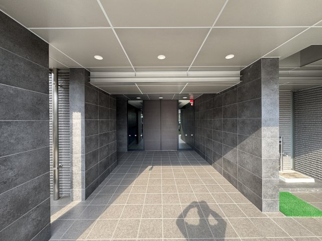 ロイヤルガーデン栗林駅東のエントランス
