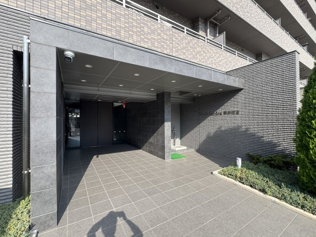 ロイヤルガーデン栗林駅東のエントランス