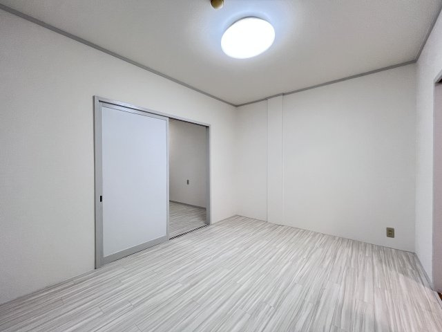 コーポラス清水丘の洋室