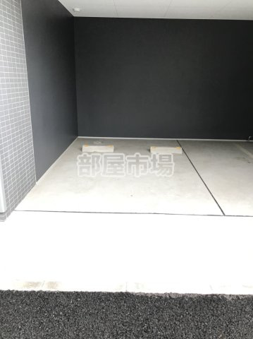 エリタージュ根岸の駐車場
