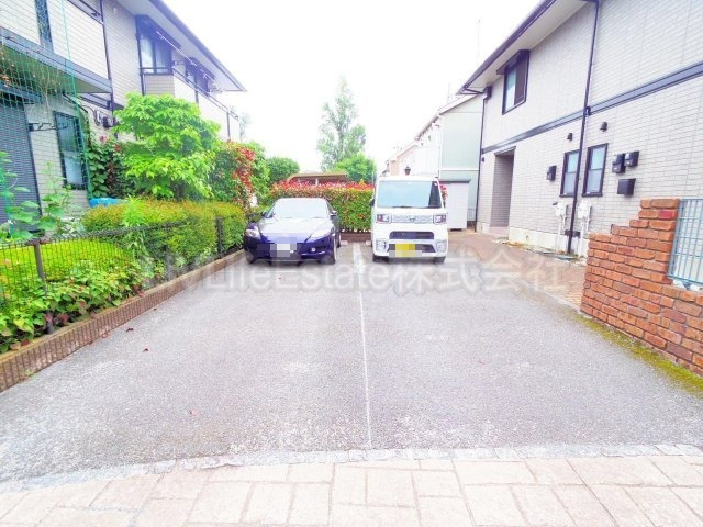 シェラ・エトワールBの駐車場