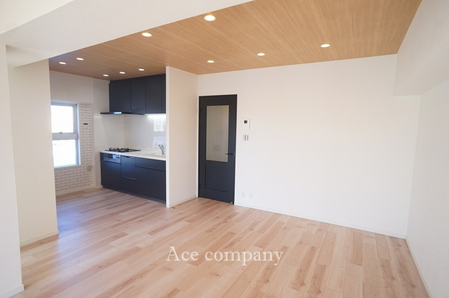 【居間・リビング】 | 照ケ丘矢田グランドハイツ | 【LDK：ゆったり約17.7帖！】ダウンライト新設です☆