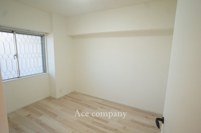 【子供部屋】 | 照ケ丘矢田グランドハイツ | 【洋室5.8帖】照明器具付きです☆