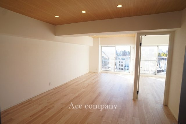 【居間・リビング】 | 照ケ丘矢田グランドハイツ | 【LDK：ゆったり約17.7帖！】全室クロス貼替え、床フローリング・CF・フロアタイル張替え、水廻り設備一新、建具新調、ハウスクリーニング済みです☆