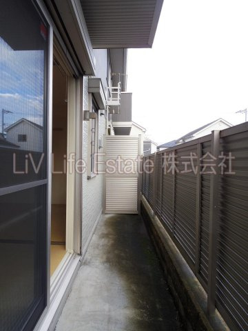 小平市学園東町１丁目のアパートのバルコニー