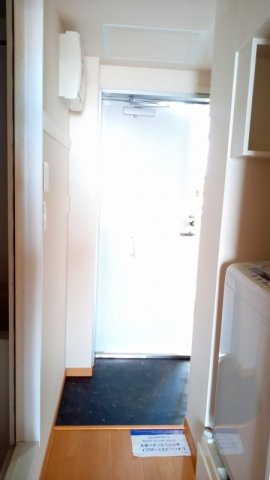 レオパレスサンヴィレッジの玄関