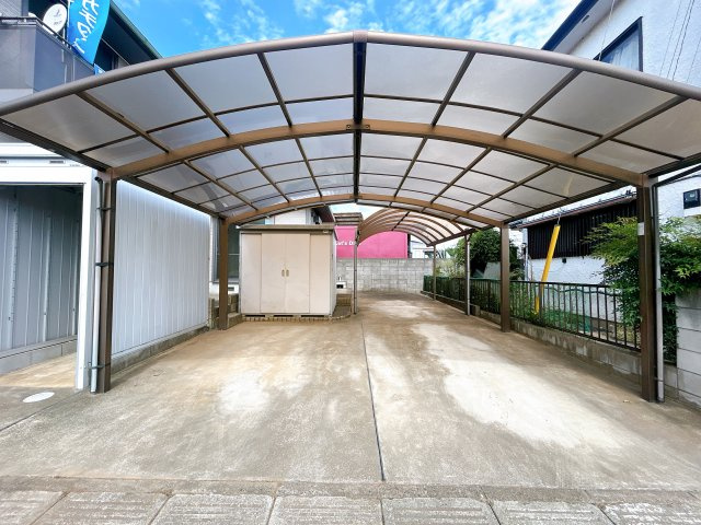 つくばみらい市伊奈東　中古戸建の駐車場|【内外装フルリフォーム中11/30更新】駐車場の写真です。車２台止められるのは嬉しいですね。外壁塗装、屋根塗装、草木伐採、建物回り砕石、防草シート、他。