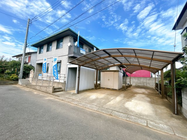 つくばみらい市伊奈東　中古戸建の外観|【内外装フルリフォーム中11/30更新】駐車場の写真です。車3台止められるのは嬉しいですね。外壁塗装、屋根塗装、カーポート残します。草木伐採、建物回り砕石、防草シート、他。
