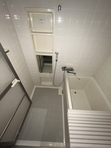 ナイスアーバン堤下の浴室|全体的に白をメインとしており清潔感のあるバスルーム。