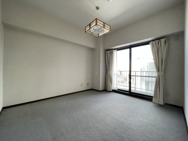 ナイスアーバン堤下の洋室|北側居室にもベランダがあり、解放感のある居室です。カーペット敷のお部屋です。