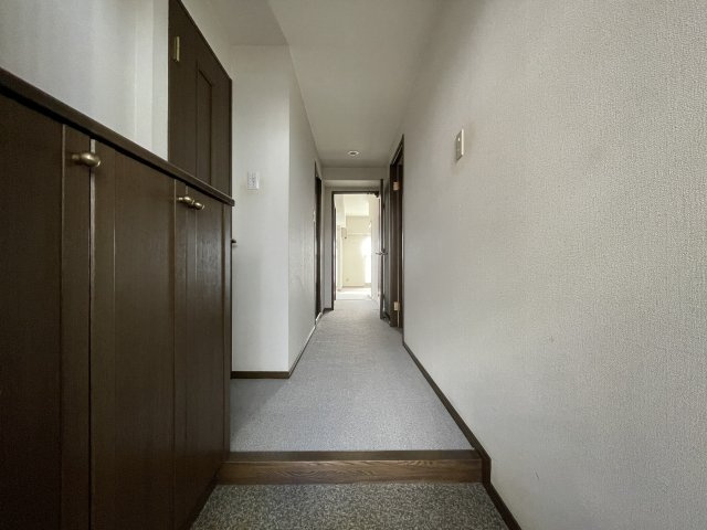 ナイスアーバン堤下の玄関|実際に物件をご内覧下さい♪どのようにリフォームしようかな、家具を配置しようかな、とウキウキの想像がふくらみます(^^)