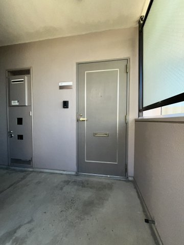 ナイスアーバン堤下の駐車場|玄関ドア♪