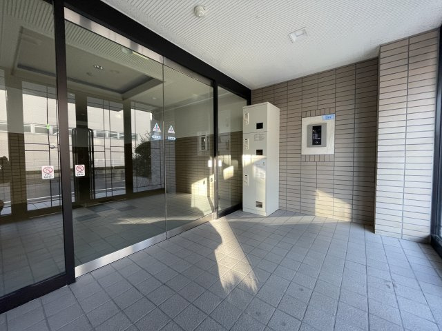 ナイスアーバン堤下のエントランス|安心のオートロック。便利な宅配ボックス付き。