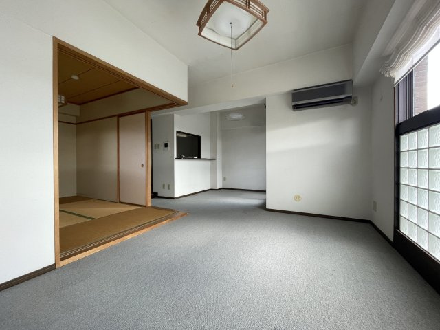 ナイスアーバン堤下の居間・リビング|南向きリビングは二面採光にて暖かい光がたっぷり差し込みます。