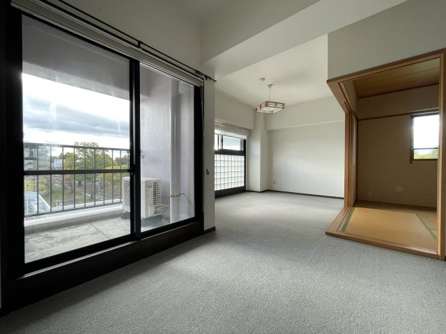 ナイスアーバン堤下の居間・リビング|南側にもバルコニーありの為、大きな掃き出し窓あり。解放感のあるリビングです。