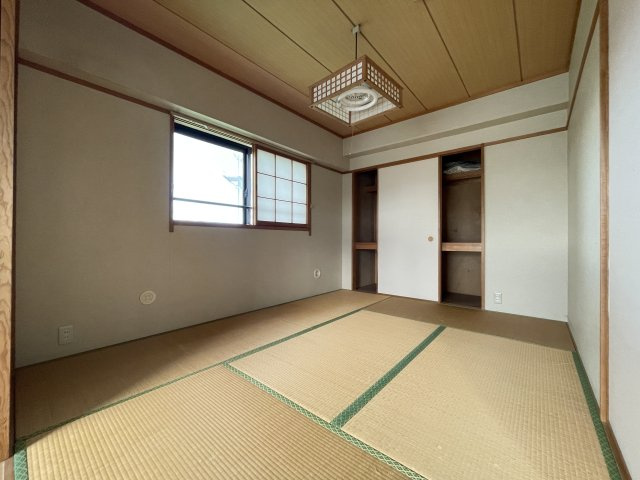 ナイスアーバン堤下の和室|押入収納あり。小窓もある為、圧迫感もなく常に襖を閉めても気持ちよくお過ごし頂けます。