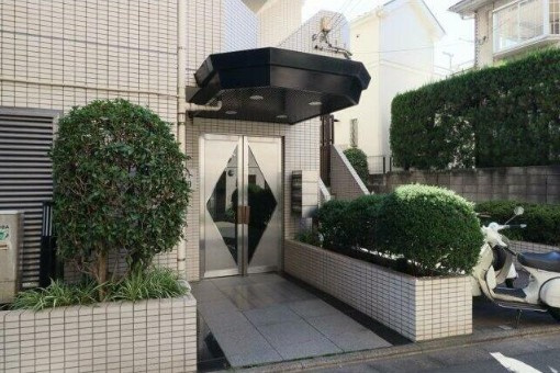 フロント新代田のエントランス