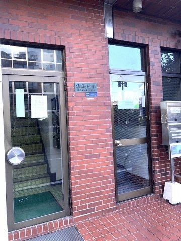 根橋ビルA棟のエントランス