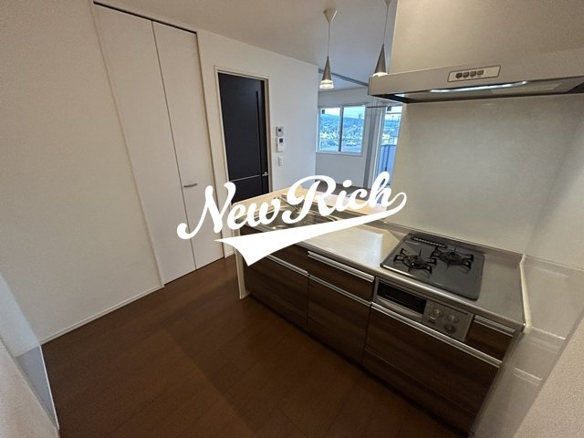 北群馬郡吉岡町大字大久保のアパートの居間・リビング