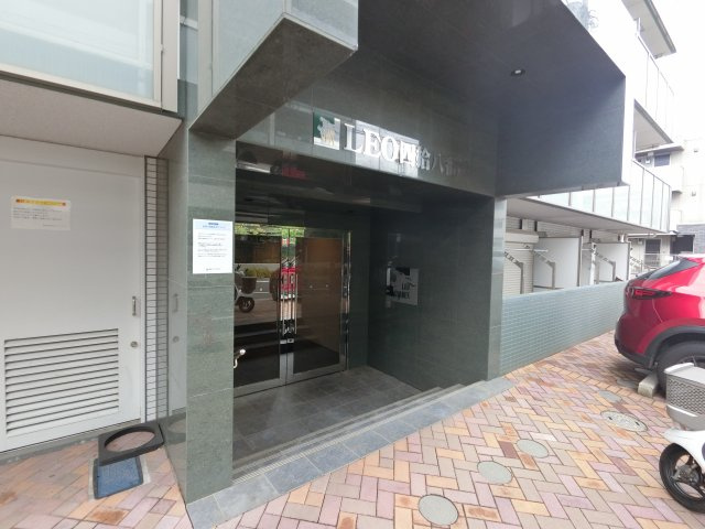 レオ四拾八番館のエントランス